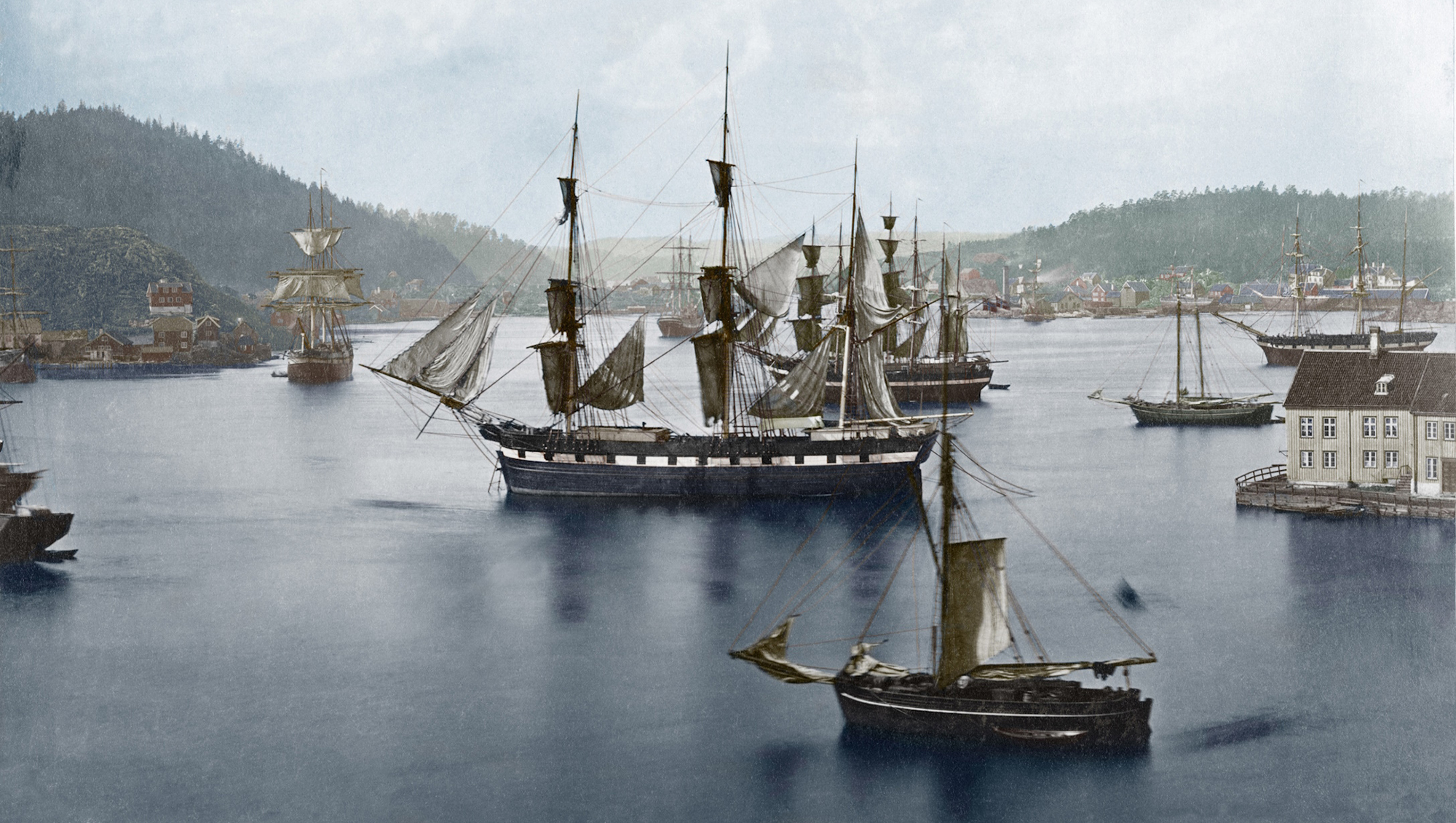 AVTRYKK inneholder mange historiske bilder. Her Arendal havn 1875.